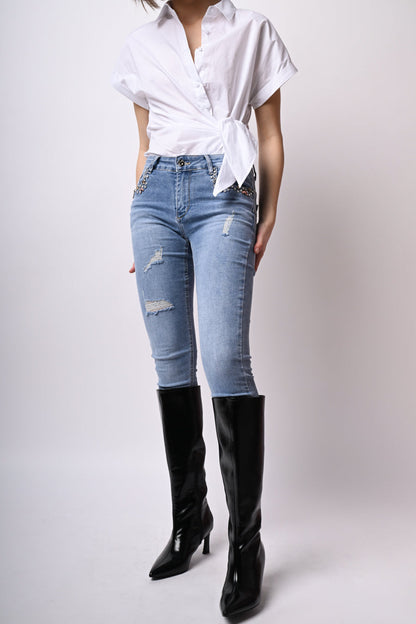 Jeans con strappi e strass