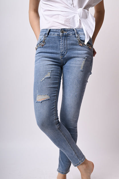 Jeans con strappi e strass