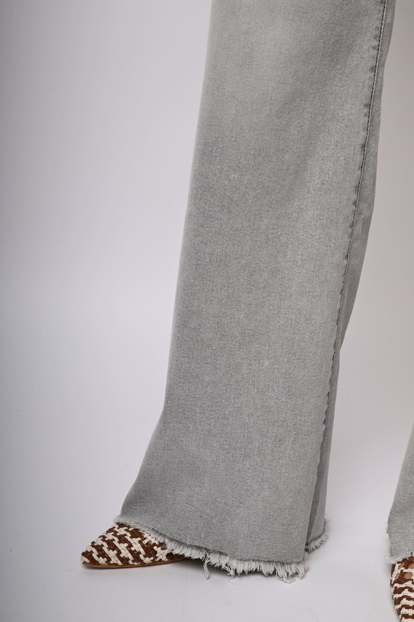 Jeans a gamba ampia sfrangiati