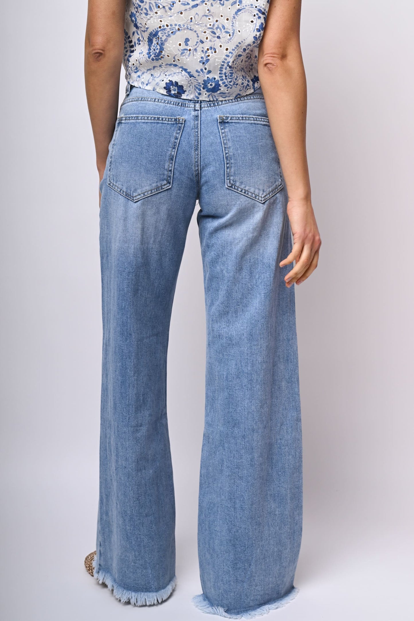 Jeans a gamba ampia sfrangiati